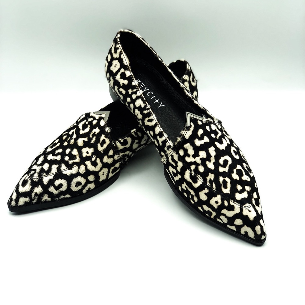 NWOB Grey City Pointed Toe Flats
